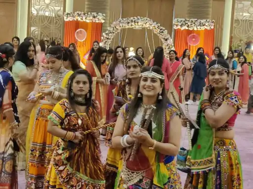 निराला नगर में हुई डांडिया नाइट में बंगाली और गुजराती संस्कृति की झलक दिखी